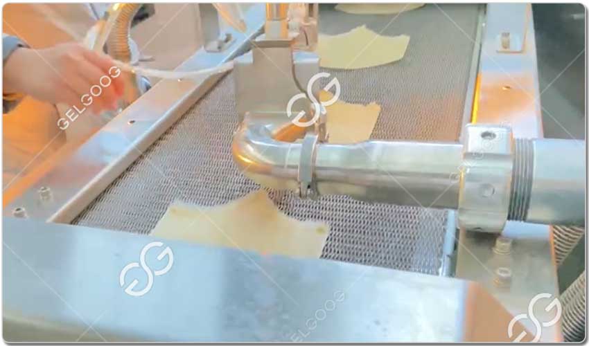 Fabrication des feuilles de brick oriental .jpg Fabrication des feuilles de brick oriental .jpg